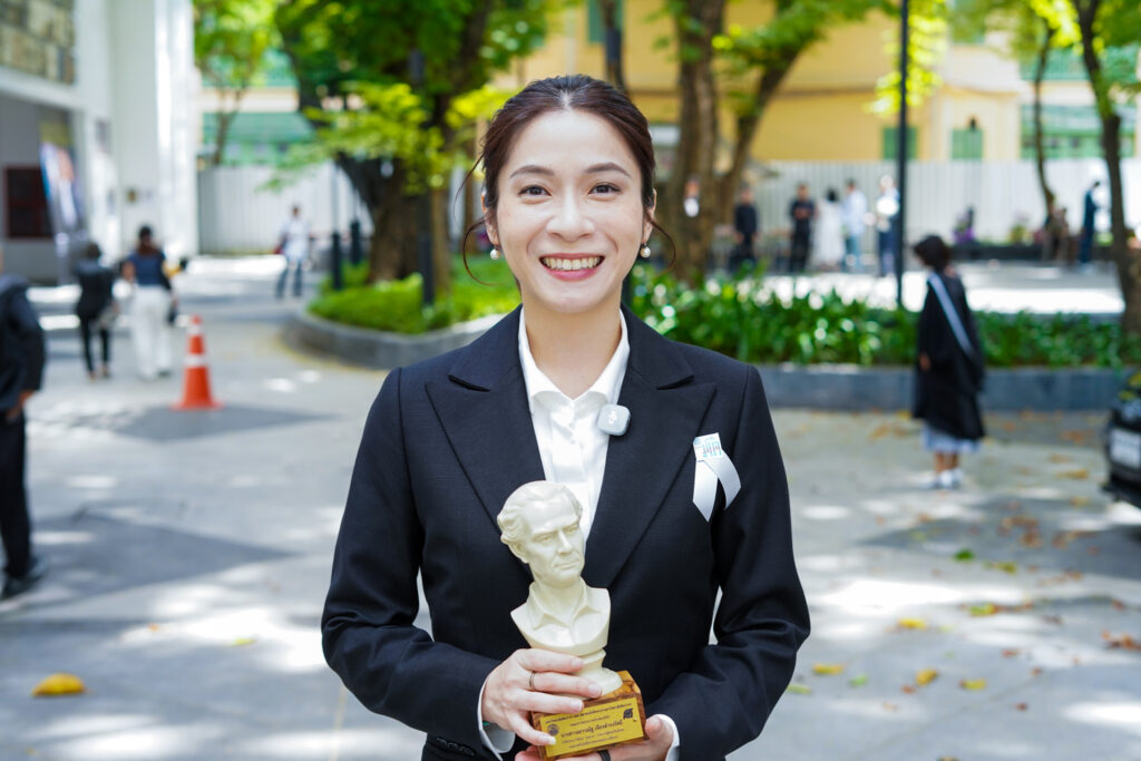 แหวน เยาวณัฐ ถือรางวัลศิษย์เก่าดีเด่นของมหาวิทยาลัยศิลปากร